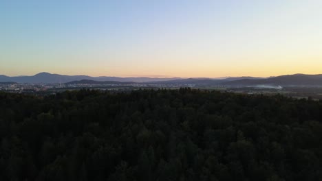 El-Atardecer-Se-Pone-Detrás-De-Las-Montañas-En-La-Distancia.