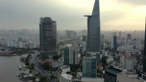 Toma-Aérea-Cinematográfica-De-Un-Dron-De-La-Ciudad-De-Ho-Chi-Minh---Saigón-En-Vietnam