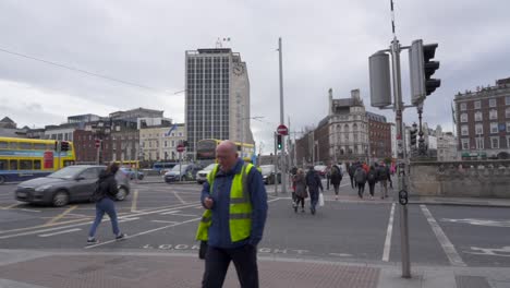 Dublin's-City-Centre,-Ha'penny-Bridge-busy-road-crossing