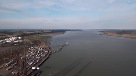 Un-Dron-Vuela-Sobre-Un-Parque-Eólico-Atracado-Erigiendo-Un-Barco-En-El-Puerto-Internacional-De-Harwich.