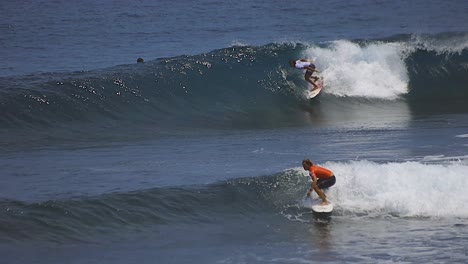 Muchos-Surfistas-Surfeando-A-La-Vez-Atrapando-Olas-En-El-Hermoso-Océano-Azul-En-Siargao,-Filipinas