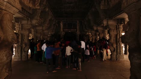 Avanzando-Dentro-De-Las-Antiguas-Ruinas-Del-Templo-Hampi-Virupaksha,-Sitio-Del-Patrimonio-Mundial-De-La-Unesco---Turistas-Dentro-Del-Templo-En-Ruinas-Ocupados-Viendo-Arquitectura