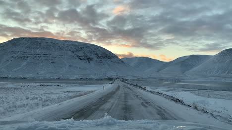 Fahren-Auf-Vereisten-Straßen-In-Island-Im-Winter-In-Richtung-Sonnenaufgang-Im-Januar-Mit-Wunderschönen-Berg