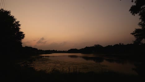 Ein-Wunderschöner-Zeitraffer-Des-Sonnenuntergangs-über-Einem-See