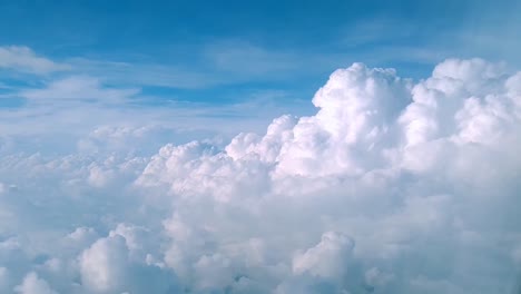 Flauschige-Weiße-Wolken-Am-Blauen-Himmel---Himmlische-Aussicht-Vom-Flugzeug-Im-Flug---Nahaufnahme