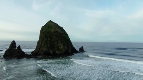 The-beautifully-bold-Oregon-Coast-Landmark,-Haystack-Rock-on-Cannon-Beach,-Oregon