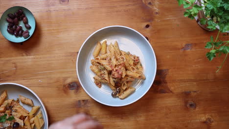 Vídeo-Gastronómico-De-Producción-De-Un-Plato-De-Pasta-Con-Aceitunas.