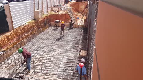 Trabajadores-De-La-Construcción-Trabajando-En-Un-Proyecto-De-Construcción