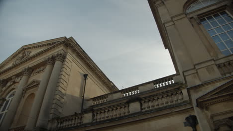 Establishing-pan-of-Bath-Pump-rooms-across-to-Bath-Abbey-and-busker