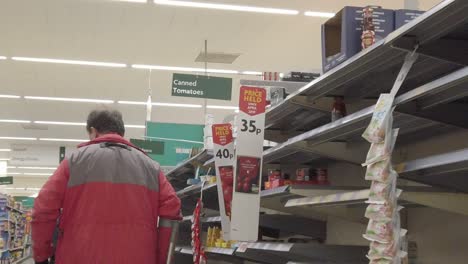 Virus-Corona-Pánico-Comprando-Compras-En-Cámara-Lenta-Supermercado-Estantes-Vacíos-Latas-Pasillo