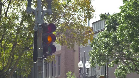 Semáforo-Amarillo-Intermitente-Advertencia-De-Rendimiento-Intersección-Ciudad