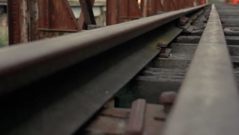 Traviesa-De-Hierro-De-Una-Línea-De-Tren-Abandonada