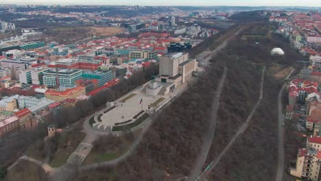 Monumento-Nacional-En-La-Colina-Vítkov-Aérea-En-Praga