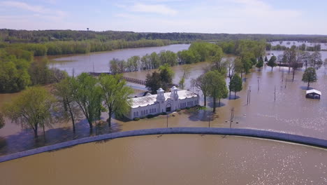 Empuje-Aéreo-De-Un-Edificio-Blanco-En-La-Feria-Del-Condado-De-Ionia-Inundada