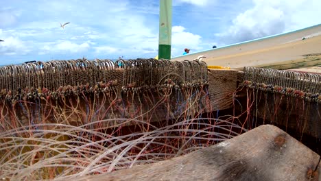 Anzuelos-En-Cesta-Para-Pesca-Con-Palangre.