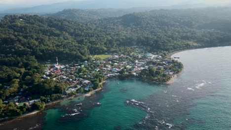 Wunderschöne-Luftaufnahme-Des-Charmanten-Dorfes-Puerto-Viejo-De-Talamanca-In-Costa-Rica