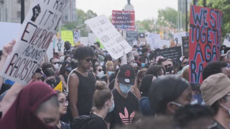 Beeindruckende-Aufnahmen-Von-Demonstranten,-Die-Bei-Einer-Kundgebung-In-Ottawa-Schilder-Mit-Der-Aufschrift-„Black-Lives-Matter“-Hochhalten