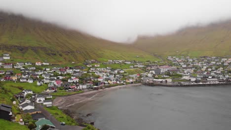 Antena-Sobre-El-Pueblo-En-El-Fiordo-En-Las-Islas-Feroe.