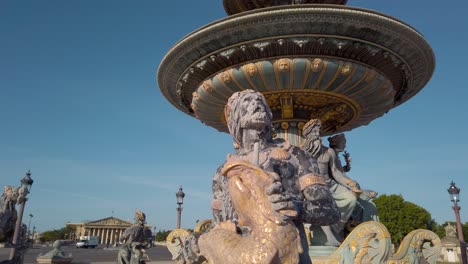 Circling-shot-of-place-de-la-Concorde-and-golden-Fontaine-des-Mers,-Paris