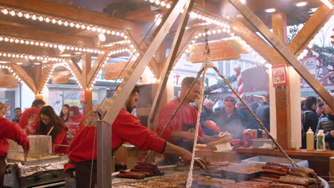 Toma-Panorámica-De-Un-Cocinero-Volteando-Salchichas-En-Un-Puesto-De-Comida-Callejera