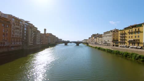 4K-Blick-Auf-Den-Arno-Von-Der-Brücke-Ponte-Vecchio