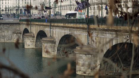 Brücke-über-Den-Fluss-Po-In-Turin-An-Einem-Sonnigen-Tag