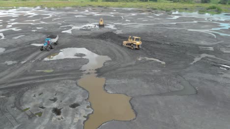 Trabajadores-Mineros-En-El-Lago-Pitch-En-Trinidad