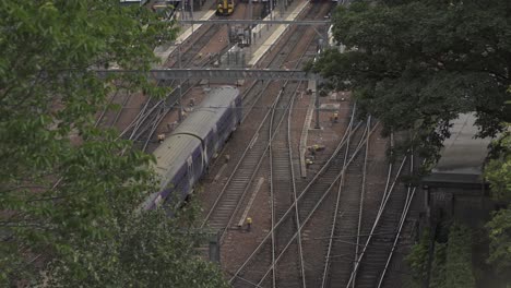 Trenes-Plateados-De-Conducción-Lenta-Que-Salen-Y-Llegan-A-La-Estación-Waverley-De-Edimburgo