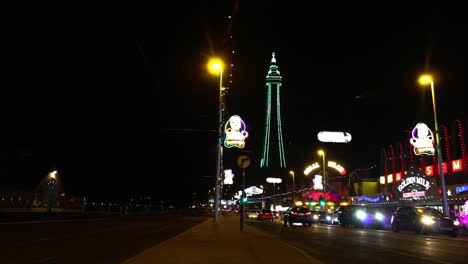 Letreros-De-Neón-En-Blackpool-Con-La-Torre-De-Blackpool-Al-Fondo,-Tomados-La-Noche-Del-Cambio-De-Iluminación-En-2020.