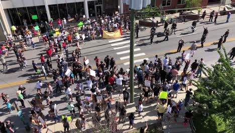 Police-controlling-angry-crowds-at-Roanoke,-Virginia-for-George-Floyd