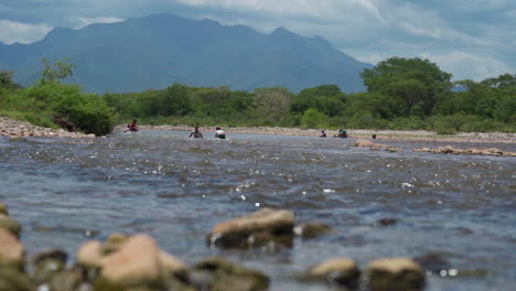 Los-Niños-Chapotean-Y-Juegan-En-El-Río-Cerca-De-Su-Aldea.