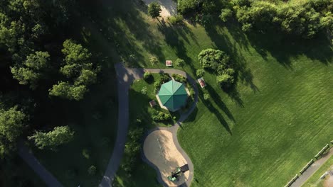 Aerial-drone-shot-of-park-gazeebo,-punch-in-shot-60p