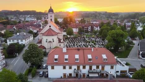 Aerial-establishing-shot-of-the-church-of-Saint-Lawrence-in-Feldkirchen-Westerham-municipality,-Germany