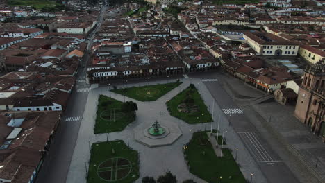 4K-Luftaufnahmen-In-Der-Dämmerung-Der-Plaza-De-Armas-In-Der-Stadt-Cusco,-Peru-Während-Der-Coronavirus-Quarantäne,-LKW-Und-Schwenk-Von-Links-Nach-Rechts,-Dolly-Out-Und-Weitwinkelaufnahme