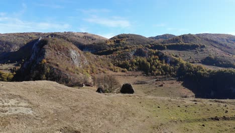 Casa-Tradicional-Rumana-En-Un-Pueblo-Remoto-En-Lo-Alto-De-Las-Montañas-De-Transilvania,-Imágenes-De-Drones