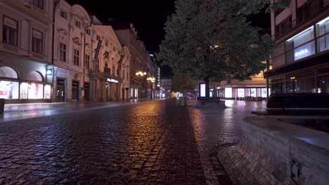 Bänke-Auf-Der-Leeren-Einkaufsstraße-Na-Prikopech-Bei-Nacht,-Prag,-Tschechien,-Lockdown