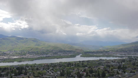 Lapso-De-Tiempo-De-Wenatchee-En-Un-Día-Soleado-Con-Nubes-Moviéndose-Rápido