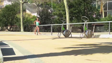 Mädchen-Trainiert-An-Einem-Sonnigen-Tag-Draußen-Auf-Der-Straße-Für-Einen-Marathon