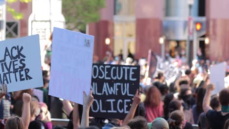 La-Panorámica-Sobre-La-Multitud-De-Protesta-Muestra-Pancartas-Y-Pancartas-De-Black-Lives-Matter.