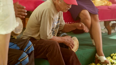 Hochrangige-Philippinische-Männer-Spielen-Traditionelle-Bongos-Bei-Einer-Zeremonie,-Während-Die-Leute-Tanzen