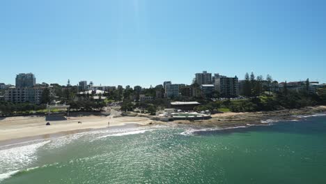 Drohnenaufnahme-4K-Von-Der-Landzunge-Kings-Beach-In-Queensland,-Australien