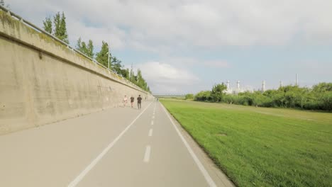 Menschen,-Die-An-Einem-Sonnigen-Tag-Nach-Der-Neuen-Normalität-Von-Covid19-Im-Badalona-Parc-De-La-Ribera-In-Spanien-Sport-Im-Freien-Treiben,-Weitwinkelaufnahme