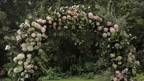 Zoom-in-towards-a-beautiful-flower-arch