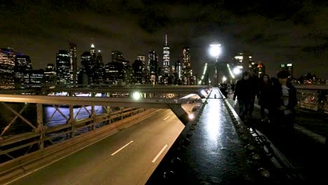 Ein-Zeitraffer-Der-Skyline-Von-Manhattan-Von-Der-Brooklyn-Bridge-Bei-Nacht