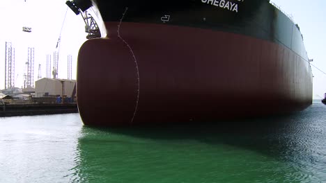 Kippen-Sie-Bis-Zum-Bug-Eines-Öltankers-Im-Hafen