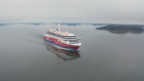 Seguimiento-Del-Ferry-Viking-Grace-Mientras-Navega-Por-El-Archipiélago-Finlandés-En-El-Mar-Báltico.