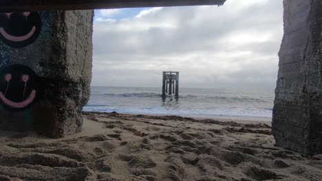 Schaukel-An-Einem-Verlassenen-Pier-Am-Strand-Befestigt