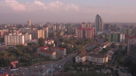 Alto-Video-Aéreo-De-Los-Suburbios-De-Kilimani-En-Nairobi,-Kenia-Al-Atardecer.