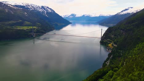 Hermoso-Día-Sobre-El-Fiordo-De-Hardanger