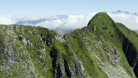 Plano-De-Un-Dron,-A-Lo-Largo-De-Una-Cresta-En-Los-Pirineos,-Francia-:-5